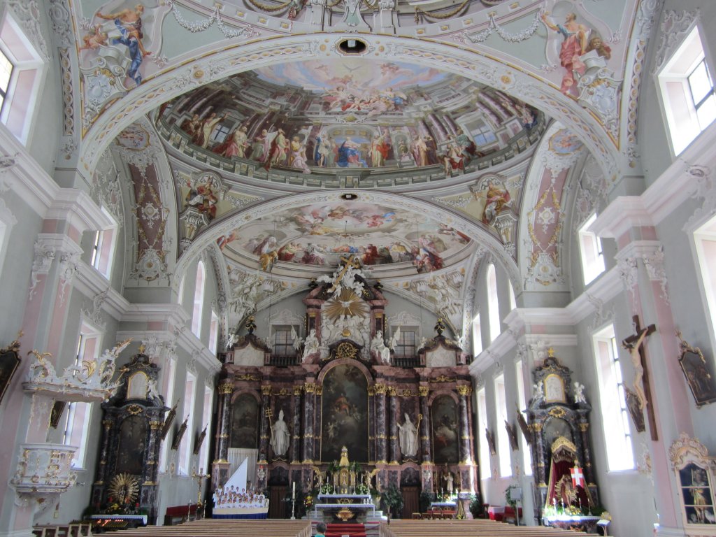 Neustift, Altre der St. Georg Kirche, Deckenfresken von Josef Keller, Hochalter 
von J. Santer aus Bruneck (01.05.2013)