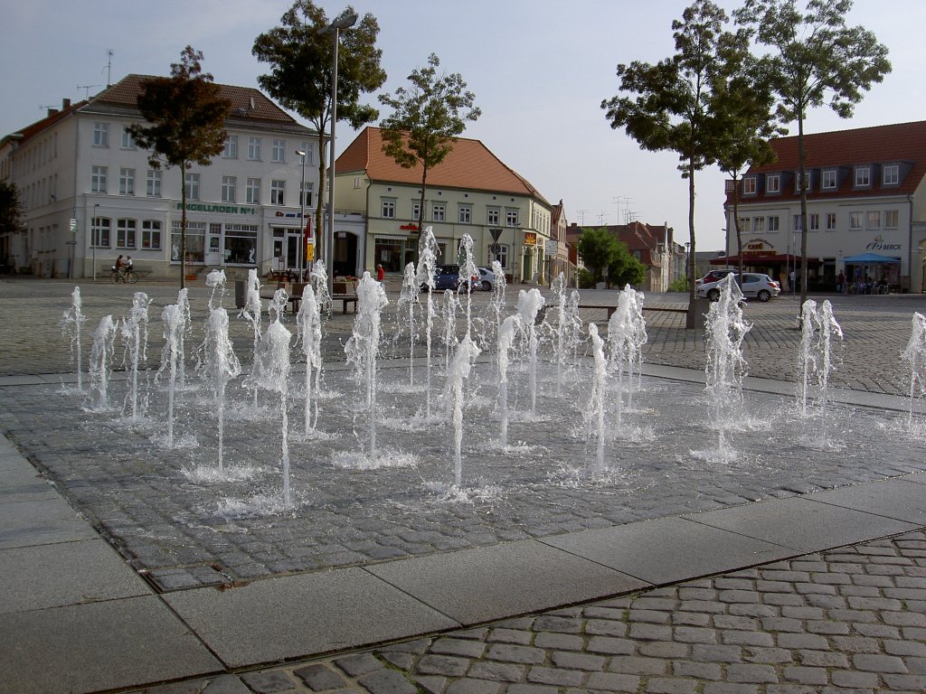 Neustrelitz, Brunnen am Marktplatz (18.09.2012)