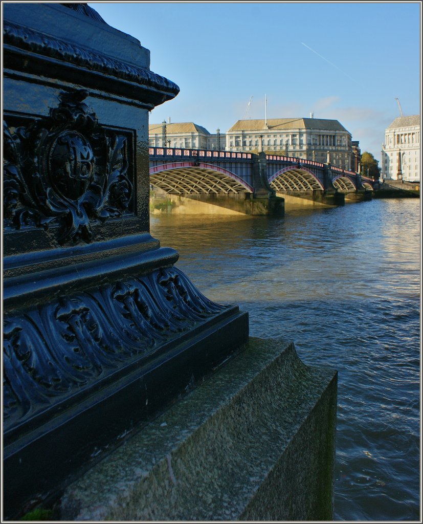Nicht weit vom Westminster fhrt die Lambeth Bridge ber die Themse
(14.11.2012)