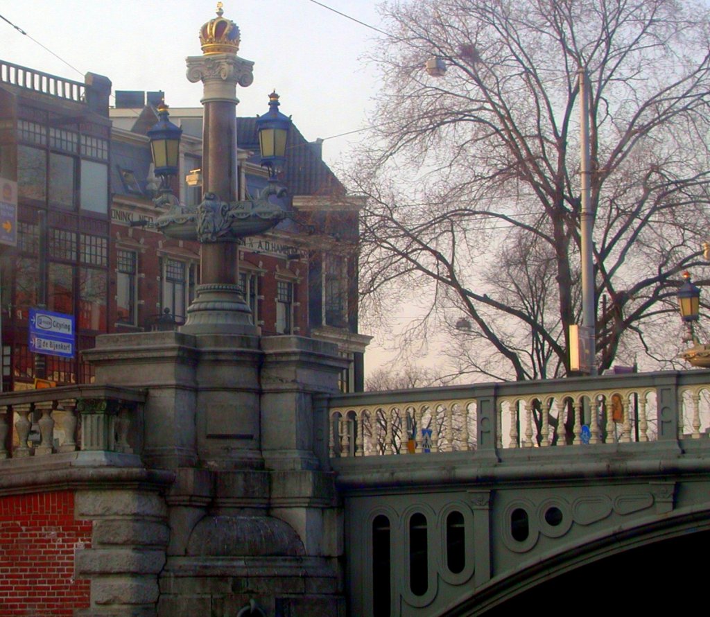 Niederlande, Amsterdam, die Laternen der Blauwbrug (niederlndisch fr Blaubrcke) eine Brcke ber den Fluss Amstel. 08.02.2005