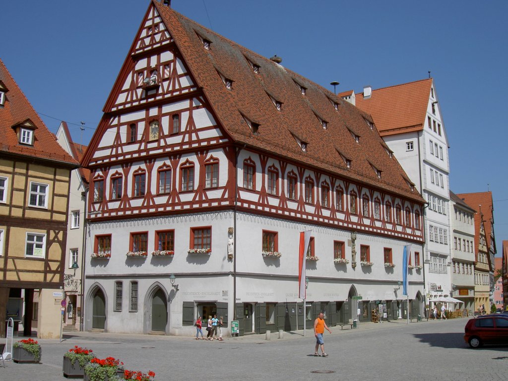 Nrdlingen, Brot- und Tanzhaus am Marktplatz, erbaut Mitte des 15. Jahrhundert als 
Treffpunkt fr die Brger der Stadt (10.06.2007)