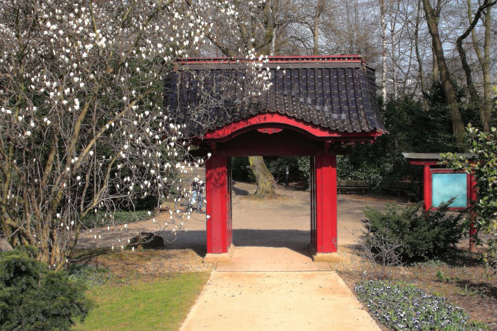 Nordeingang zum  Japanischen Garten , gelegen im westlichen Bereich des Leverkusener Carl-Duisberg-Parkes. Die Aufnahme entstand am 24.03.2012.