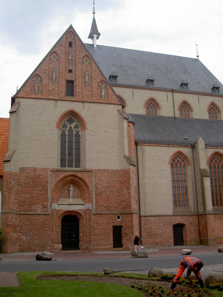 Norden, Ev. Ludgeri Kirche, Am Markt 37, Langhaus aus dem 12. JH, Hochchor erbaut 
im 15. JH, Kreis Aurich (26.05.2011)