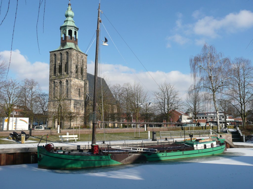 Nordhorn - Museumsschiff im alten Hafen der Vechte. Im Hintergrund die ev.-ref.Kirche.  