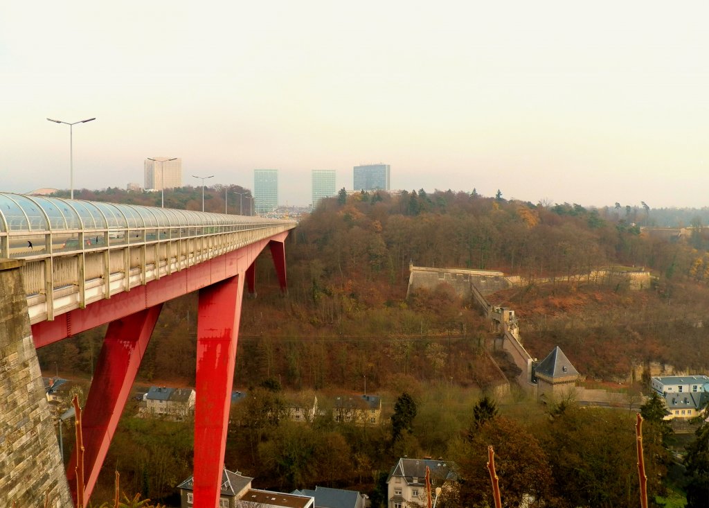Nur wenige Sonnenstrahlen schaffen es an diesem nebligen Novembernachmittag die Rote Brcke in Luxemburg,die die Stadt mit dem Kirchberg verbindet, zu erhellen.

Aufgenommen am 29.11.2011