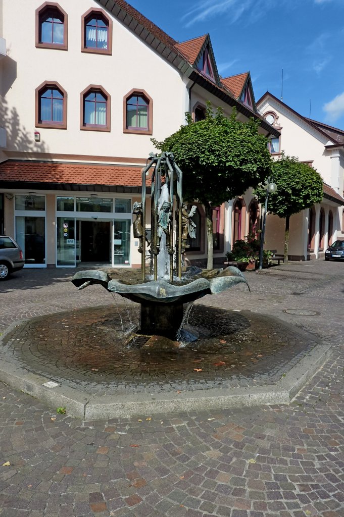 Oberkirch, der Brunnen auf dem Bahnhofsvorplatz, Okt.2012