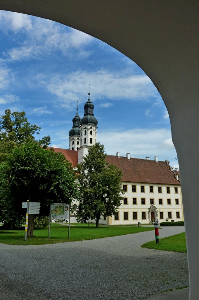 Obermarchtal, Blick durchs Eingangstor auf die Klosterkirche St.Peter und Paul, Aug.2012