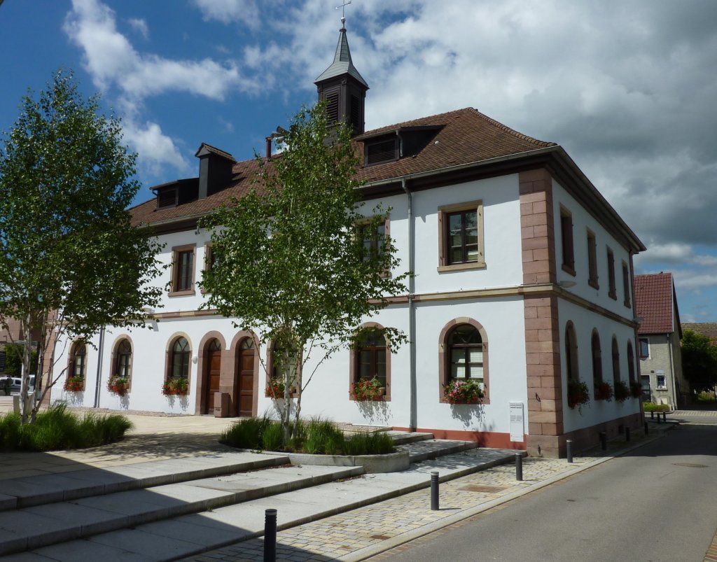 Ottmarsheim, das Rathaus der 2000 Einwohner zhlenden Gemeinde im Sdelsa, Juni 2012