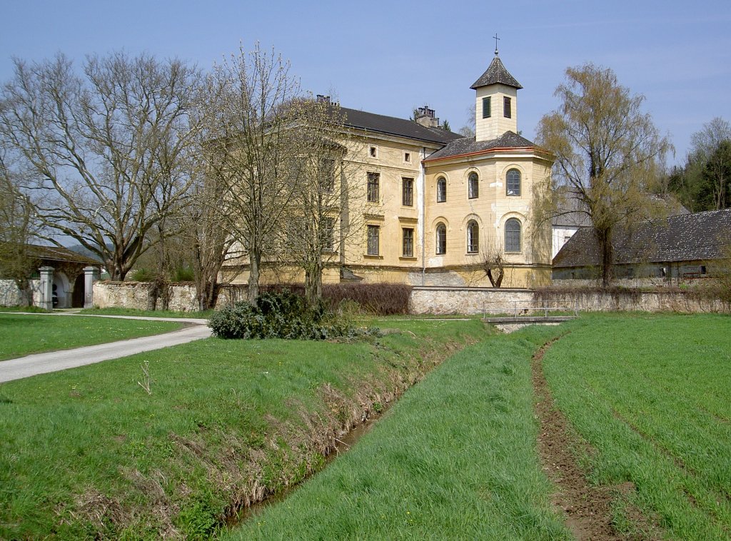 Pergkirchen bei Perg, Schlo Auhof, erbaut Ende des 13. Jahrhundert, heute im Besitz der Familie Lw-Baselli (21.04.2013)