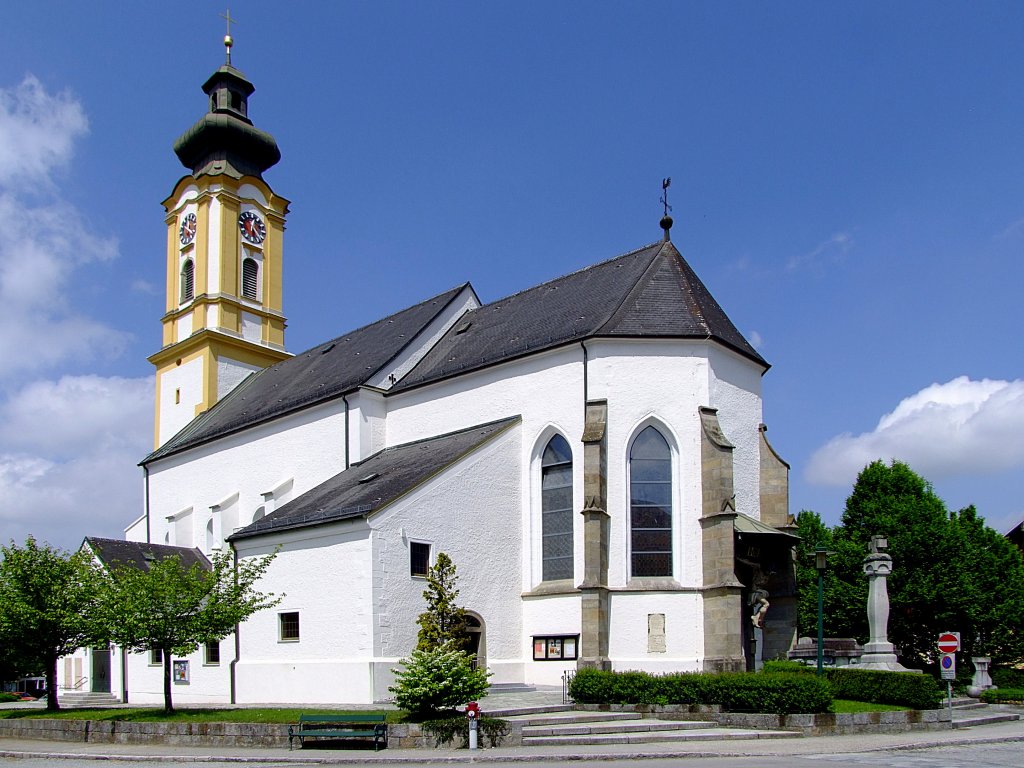 Pfarrkirche Hl. Stephanus in ANDORF, wurde 17601762 tiefgreifend umgebaut, der rd. 12mtr. hohe Altar stammt vom berhmten Innviertler Bildhauer Thomas Schwanthaler.; 130518