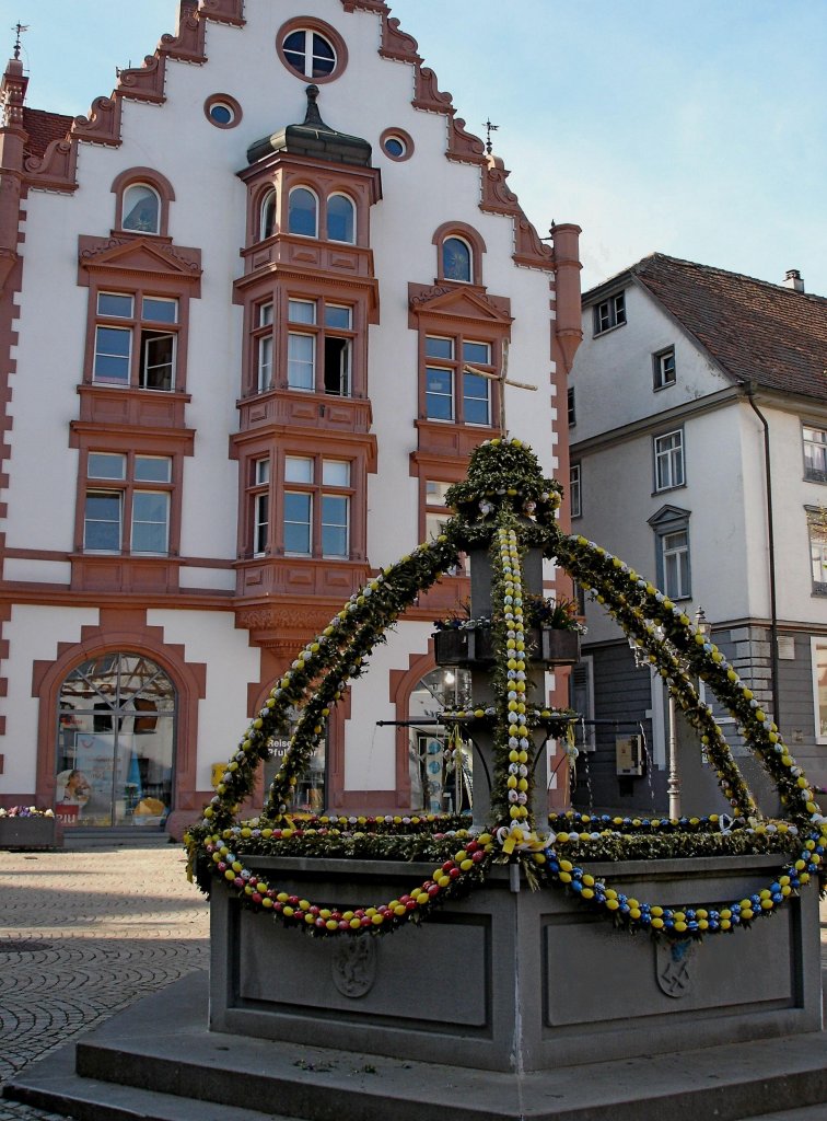 Pfullendorf, Brunnen am Marktplatz mit Osterschmuck, dahinter das Rathaus, April 2007