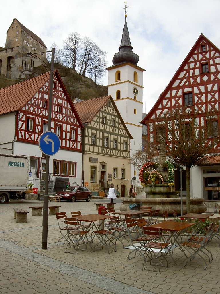 Pottenstein, Marktplatz mit St. Bartholomus Kirche und Burg, Kreis Bayreuth  (21.04.2012)