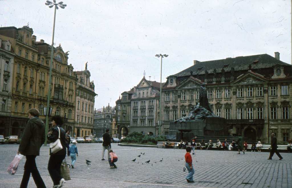Prag, Am Altstdter Ring mit Jan-Hus-Denkmal (Juli 1984, Dia)