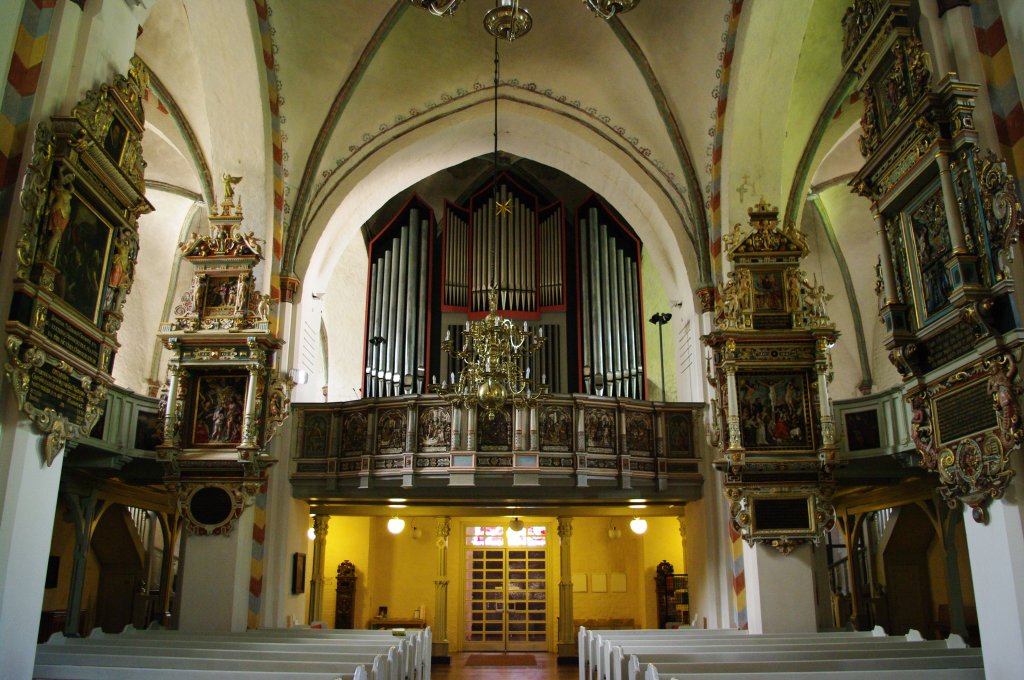 Rendsburg, St. Marien Kirche, Langhaus nach Westen mit der Walcker Orgel von 1972, 
Epithapen Culemann, Hagge, Claussen und Farenwalt (24.05.2011)