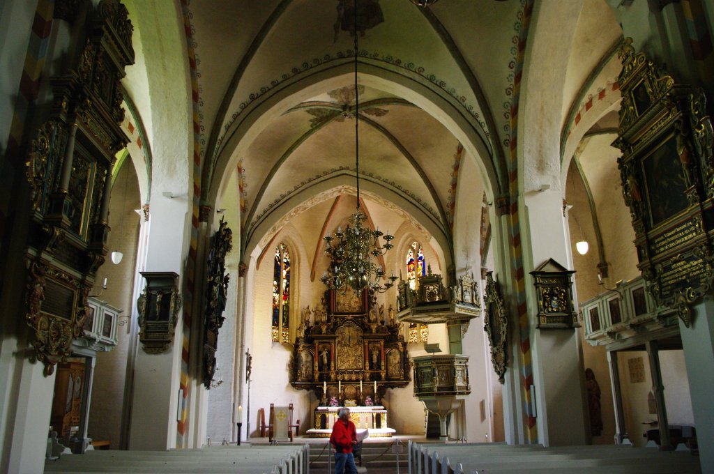 Rendsburg, St. Marien Kirche, Langschiff nach Osten mit Hochaltar von 1648, dem Hauptwerk des Bildschnitzers Henning Claussen (24.05.2011)