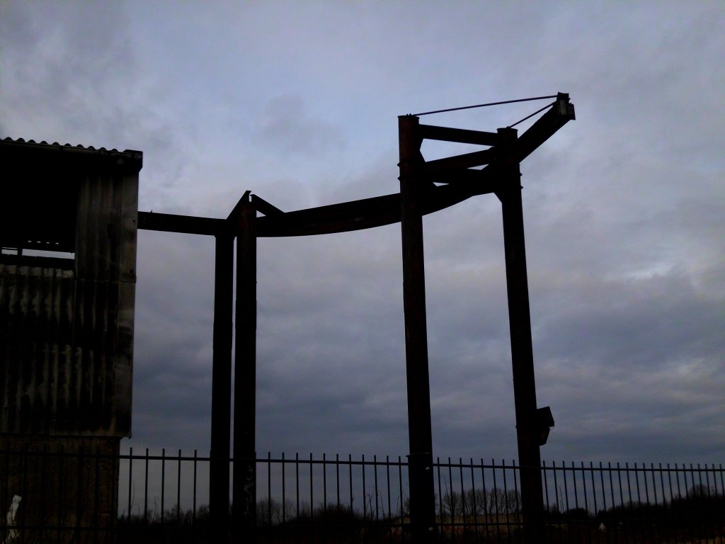 Reste einer Krananlage auf einem aufgegebenen Industriegelnde in Bochum-Hiltrop am 13.03.2011.