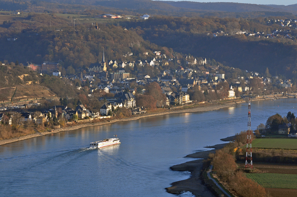 Rheinbogen bei Linz/Rhein mit Fahrgastschiff  Esmeralda  von der Erpeler Ley aus aufgenommen - 28.11.2011