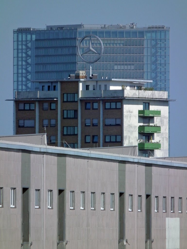 Rheinkai-Lagerhalle, Wohnhaus am Parkring und der Victoriaturm auf einer Achse im Sommer 2010 von der Kurt Schumacher Brcke aus gesehen