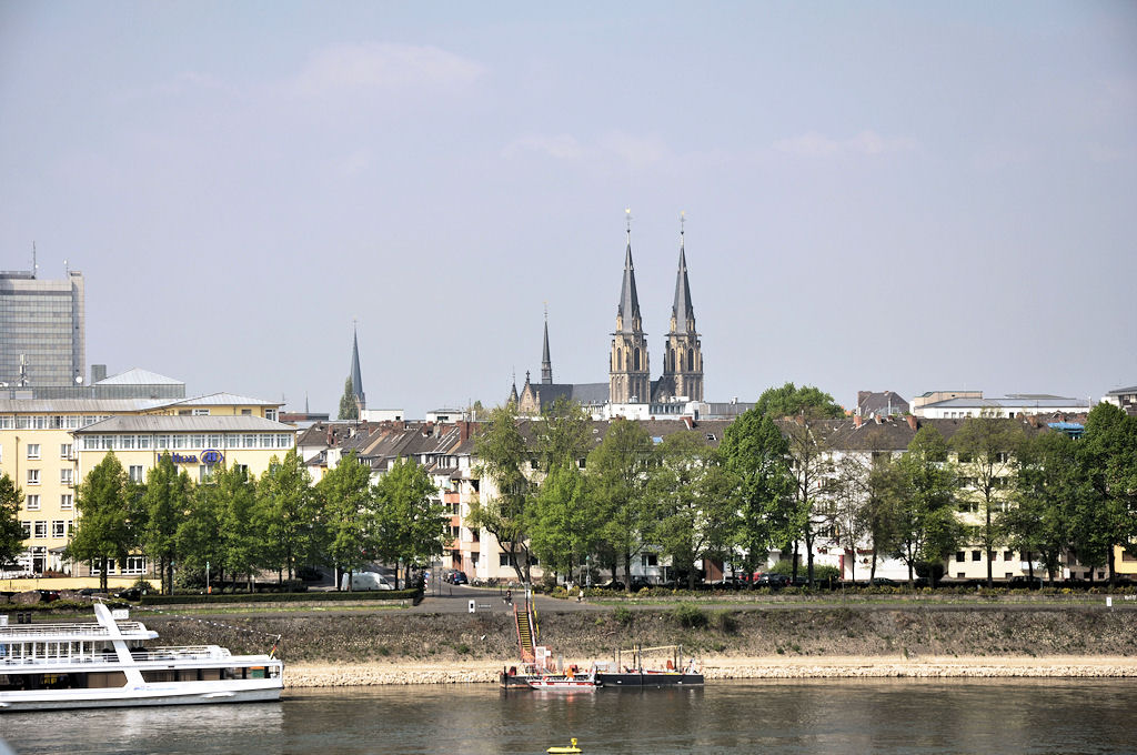 Rheinufer Bonn, Fotostandpunkt Kennedy-Brcke. Links vorne Hotel Hilton und Mitte Hintergrund die Stiftskirche - 27.04.2010