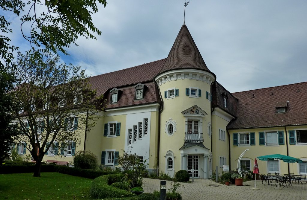 Rheinweiler im Markgrflerland, das Schlo stammt von 1715, der Rundbau wurde 1908 zugefgt, seit 1928 als Altersheim genutzt, Okt.2012