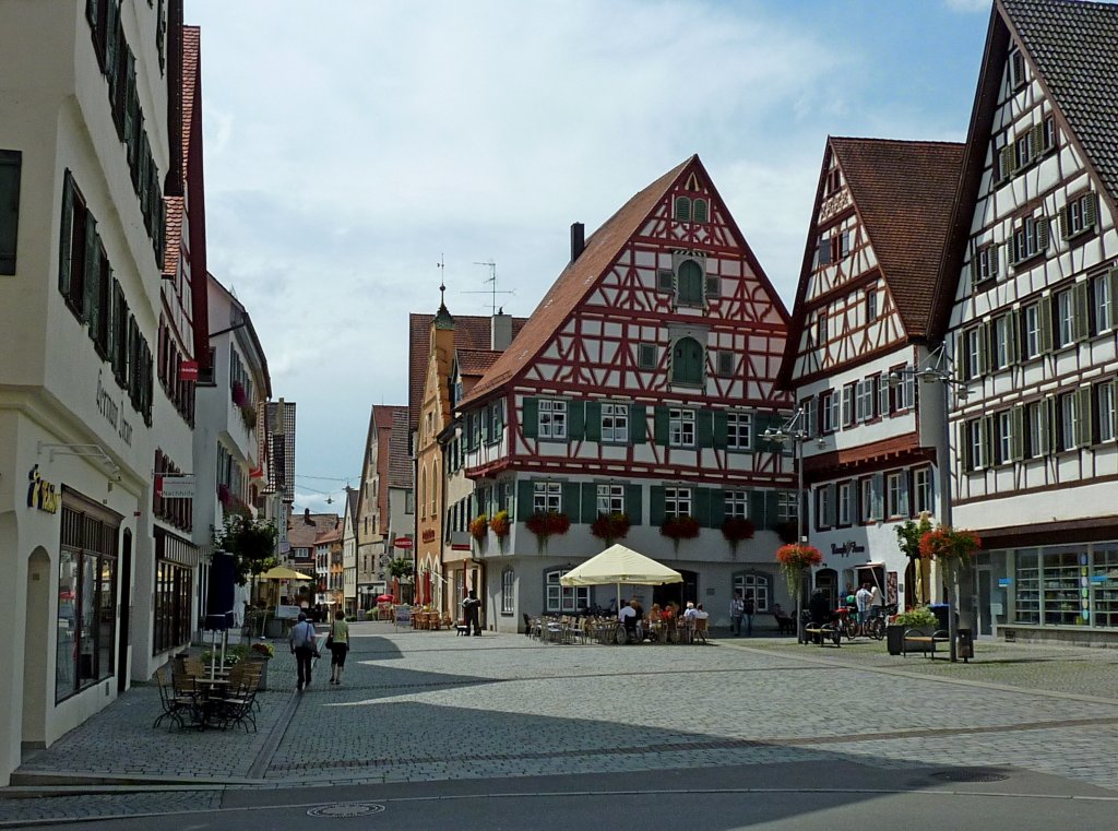 Riedlingen, Blick ber den historischen Marktplatz mit Brgerhusern aus dem 17.und 18.Jahrhundert, Aug.2012