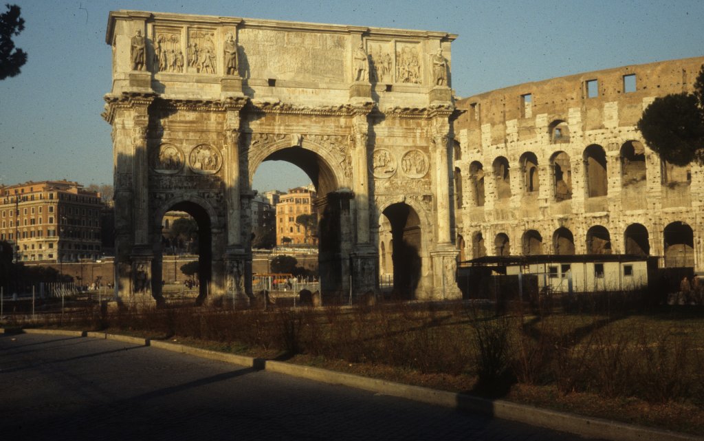 Roma / Rom: Der Konstantins-Bogen im Februar 1989. - Rechts kann man einen Teil des Kolosseums sehen.