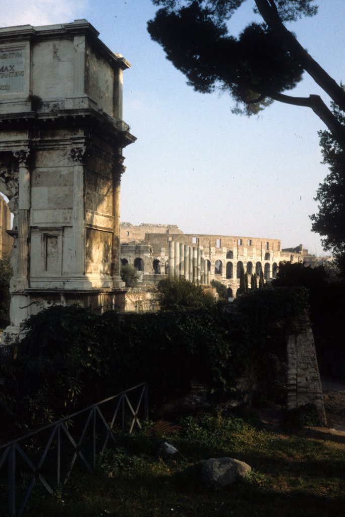 Roma / Rom im Februar 1989: Auf dem Bild sieht man einen kleinen Teil des Titus-Bogens, einen Teil (einige Sulen) vom Tempel der Venus und Roma und - im Hintergrund - einen Teil des grossen Amphitheaters, des Kolosseums.