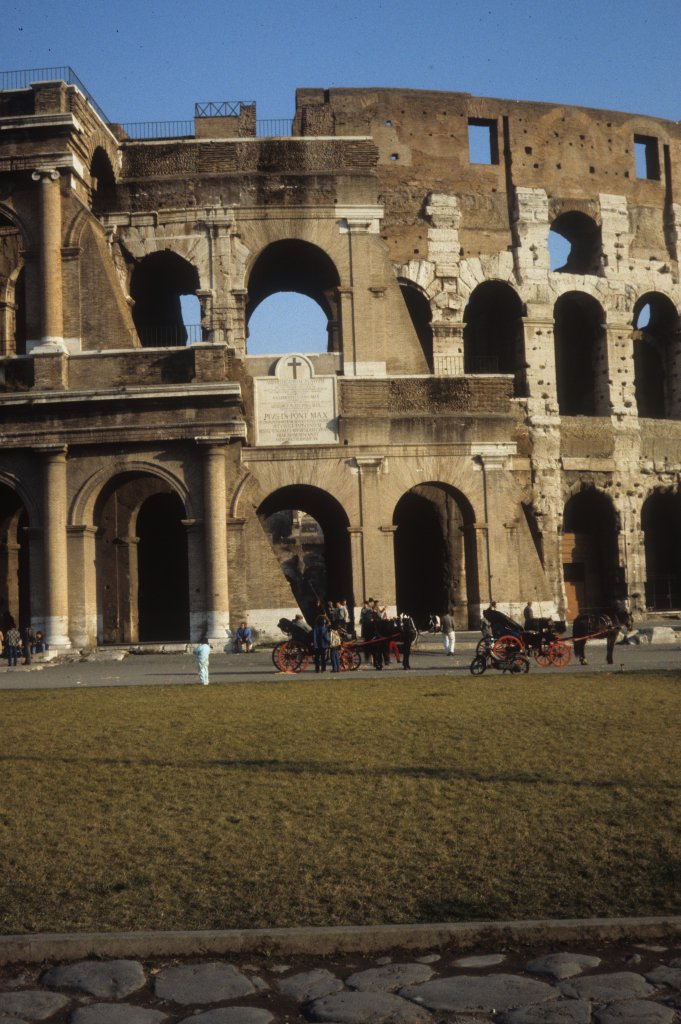 Roma / Rom im Februar 1989: Ein kleiner Teil des Kolosseums.
