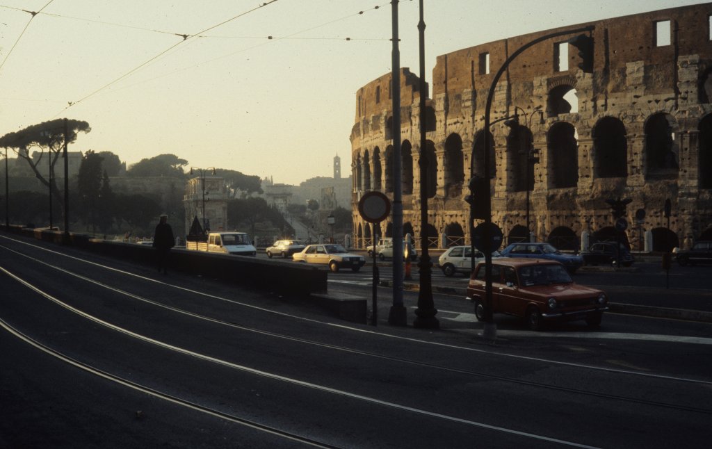 Roma / Rom im Februar 1989: Der Konstantins-Bogen (links) und ein Teil des Kolosseums (rechts) vom Rand des Mons Caelius, des Celio, gesehen. 