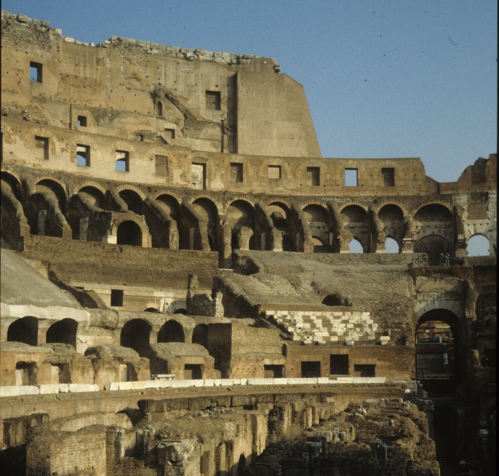Roma / Rom im Februar 1989: Im inneren Teil des Kolosseums sieht man u.a. Reste der Zuschauerreihen. - Vespasian, Kaiser 69 - 79 n. Chr., liess die Bauarbeiten beginnen, sein lterer Sohn, Titus, Kaiser 79 - 81, setzte die Arbeiten fort, und Domitian, der jngere Sohn, Kaiser 81 - 96 n. Chr., vollendete das Werk seiner Vorgnger - er baute das letzte Stockwerk und legte die gemauerten Untergeschosse an.