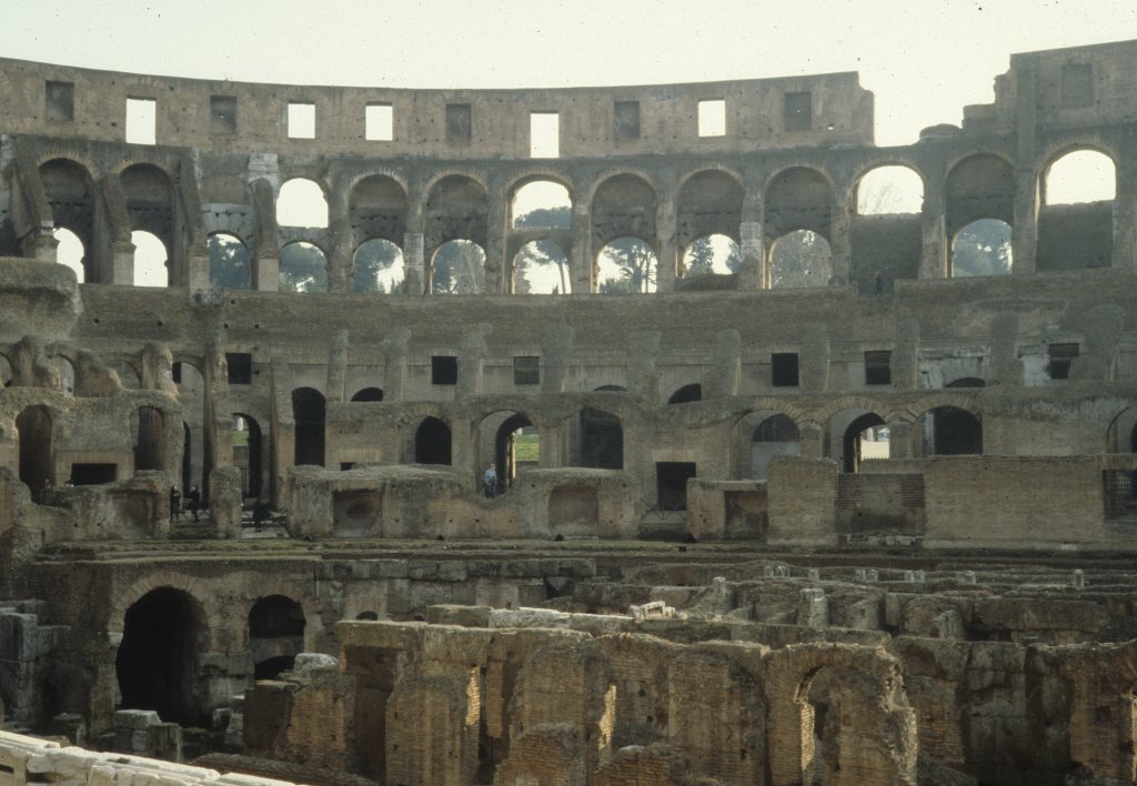 Roma / Rom im Februar 1989: Im Kolosseum gab es anfangs nicht die Untergeschosse. Die liess erst Kaiser Domitian anlegen. - Die genaue Anzahl der Zuschauerpltze kennt man nicht, aber wahrscheinlich konnte das Kolosseum zwischen 50.000 und 73.000 fassen.