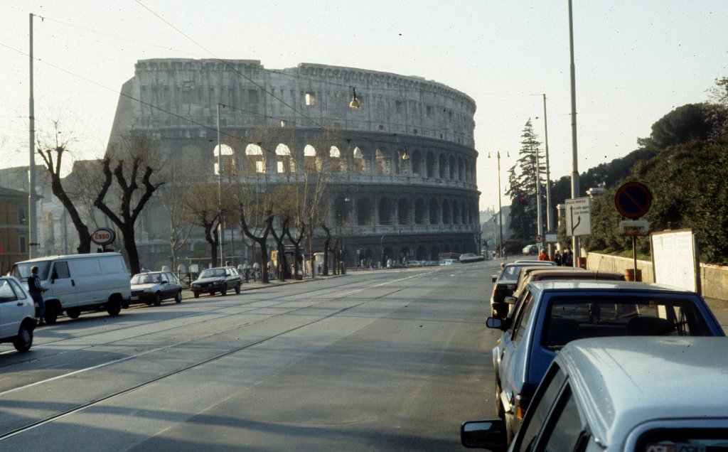 Roma / Roma im Februar 1989: Das Kolosseum von der Via Labicana gesehen.