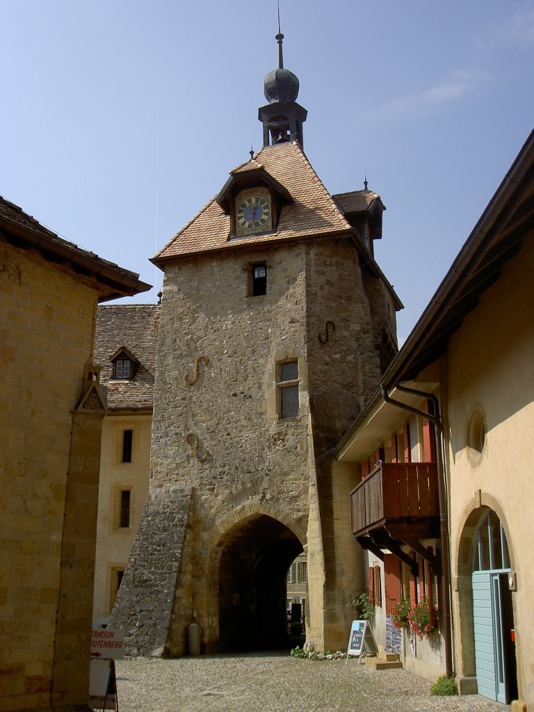 Romainmotier, Uhrturm westlich der Stiftskirche, erbaut im 14. Jahrhundert (09.09.2012)