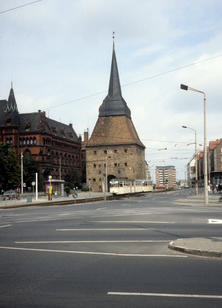 Rostock am 1. Juli 1990: Von den 22 Stadttoren gibt es noch vier, und eins von diesen ist das Steintor, ein Renaissancetor aus dem Jahre 1577. - Das Gebude links vom Steintor ist das ehemalige Stndehaus, ein Bauwerk im Historismusstil aus den Jahren 1889-1893.