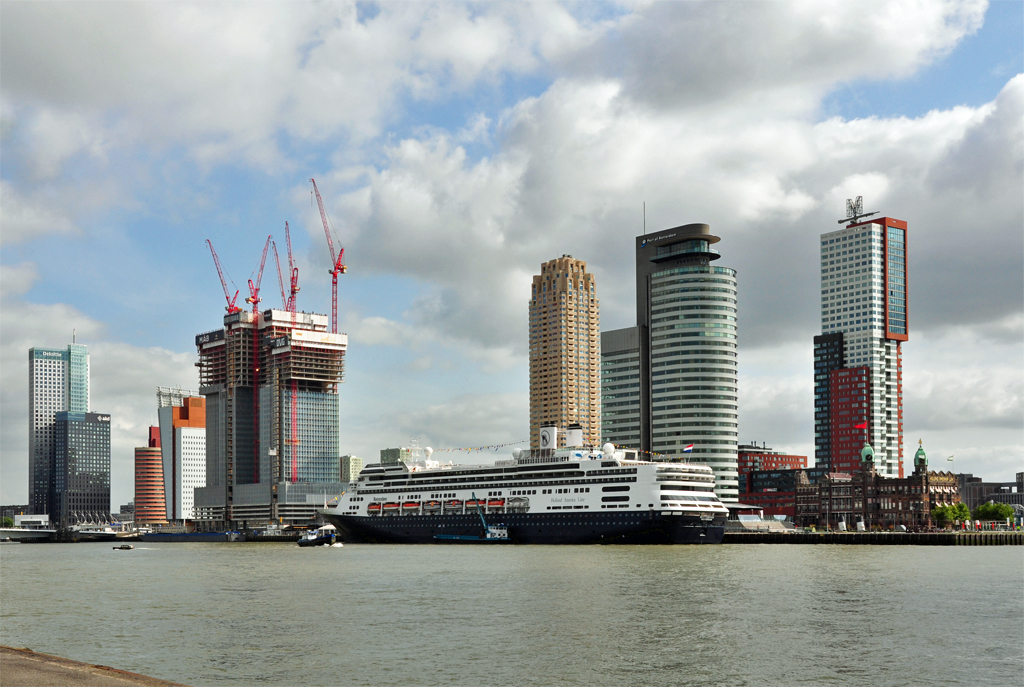 Rotterdam - Cruiserterminal mit dem Passagierschiff  Rotterdam  und Hochhusern - 15.09.2012