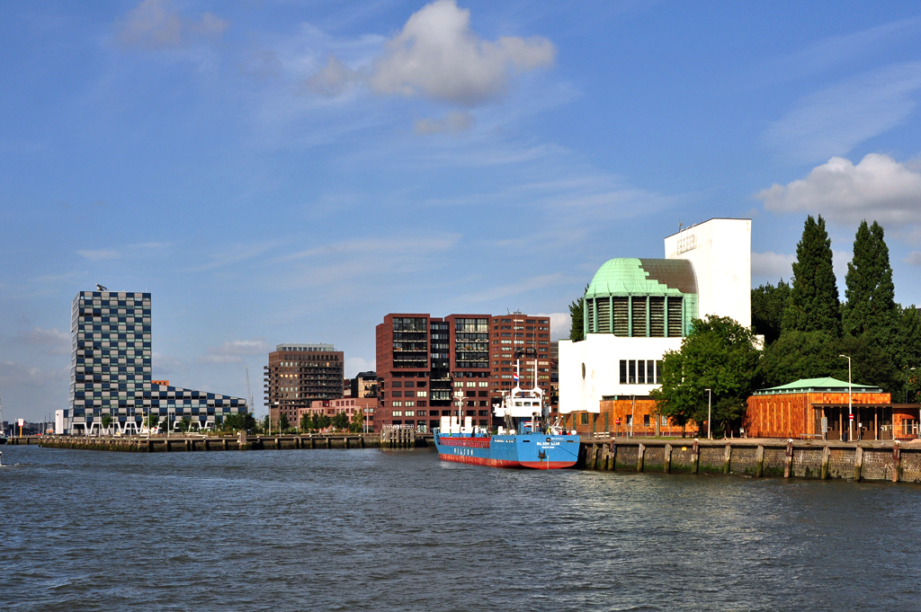 Rotterdam - Eingang zum Parkhaven. Unter dem Gebude mit dem grnen Dach fhrt der Maastunnel zum anderen Ufer - 15.09.2012