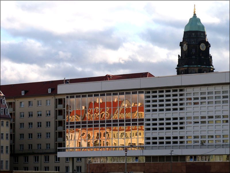 Rckfront des Kulturpalastes mit sich darin spiegelndem Neumarkt; im Hintergrund der Rathausturm; 
Dresden, 23.11.2009
