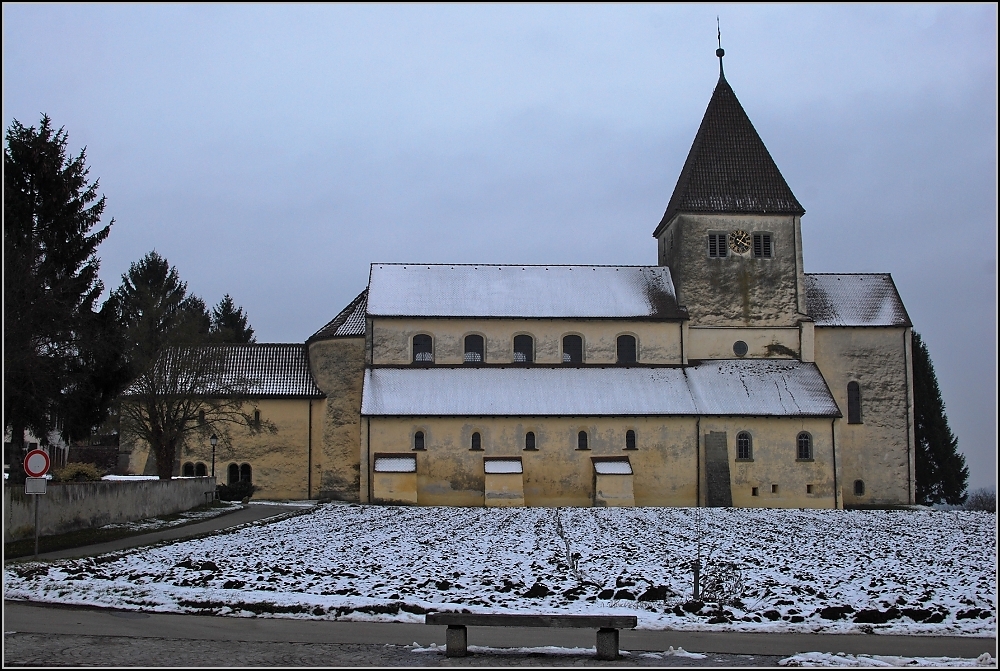 Rundgang durch St. Georg. Ganz frei am Feld steht die lteste weitgehend unvernderte Kirche Sddeutschlands am Eingang zur Insel Reichenau. Januar 2010.