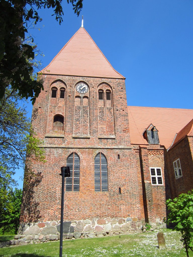 Sagard, Backsteinkirche St. Michael, erbaut 1210, viertlteste Kirche auf Rgen 
(20.05.2012)