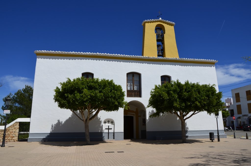 Santa Gertrudis de Fruitera ist ein Ort im Gemeindebezirk von Santa Eulria des Riu. Hier der Dorfplatz mit einer der typisch ibizenkischen Wehrkirchen. (07.05.2013)