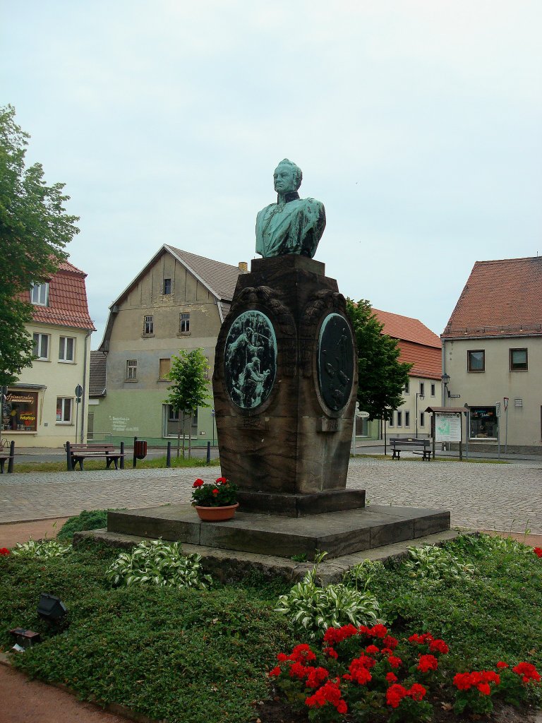 Schildau in Sachsen,
Generalfeldmarschall von Gneisenau, dem bedeutenden Sohn der Stadt,
wurde am Marktplatz dieses Denkmal gesetzt,
lebte von 1760 bis 1831 und erwarb sich besondere Verdienste in den Befreiungskriegen gegen Napoleon,
Juni 2010