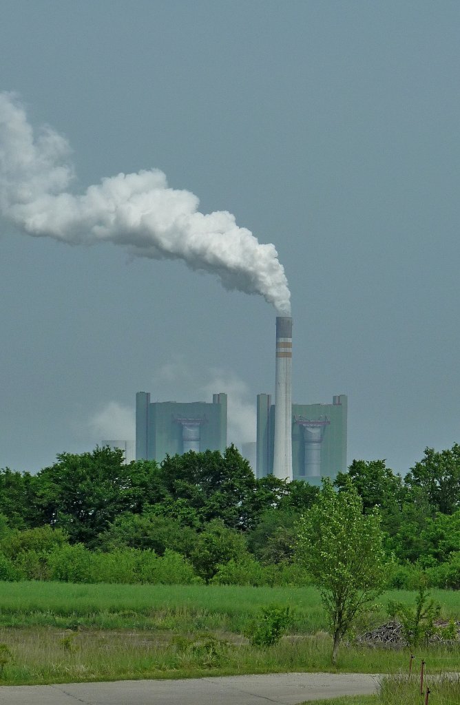 Schkopau, das 1995-96 neu erbaute Braunkohlenkraftwerk in Sichtweite von Merseburg, besitzt zwei Kraftwerksblcke und einen 200m hohen Schornstein, Mai 2012