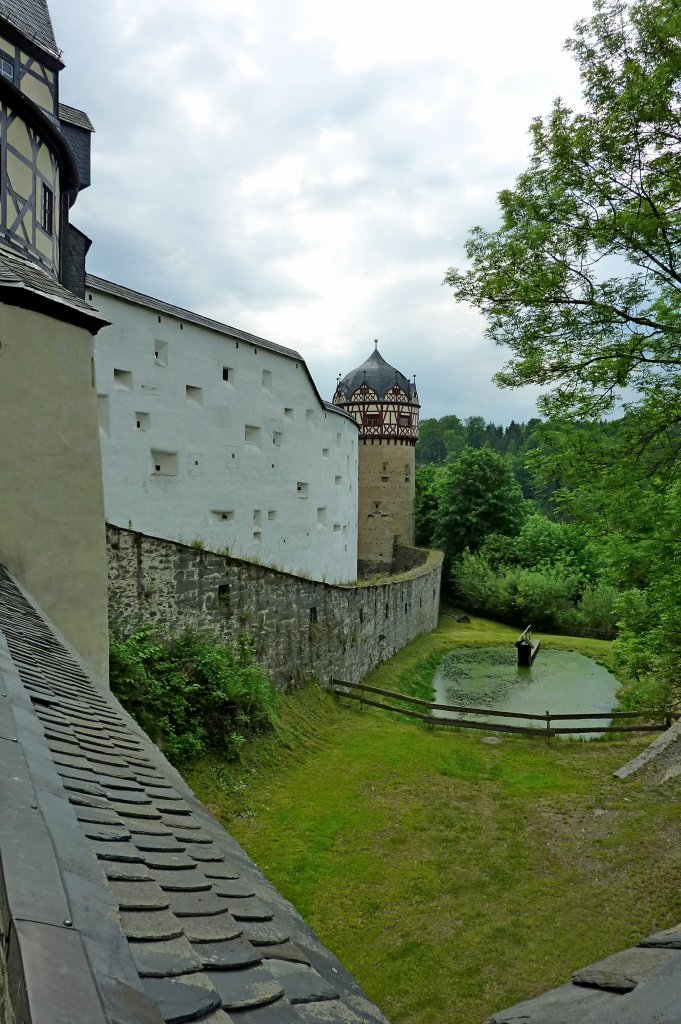 Schlo Burgk, Blick vom Haupteingang auf die Burgmauer mit dem Roten Turm, Mai 2012