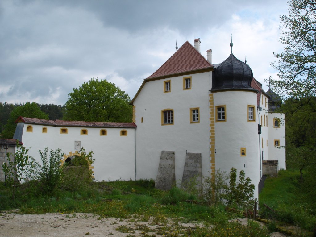 Schlo Aufse im Landkreis Bayreuth,
die Burg aus dem 12.Jahrh. gehrt heute noch
den Herren von Aufse,
Mai 2005