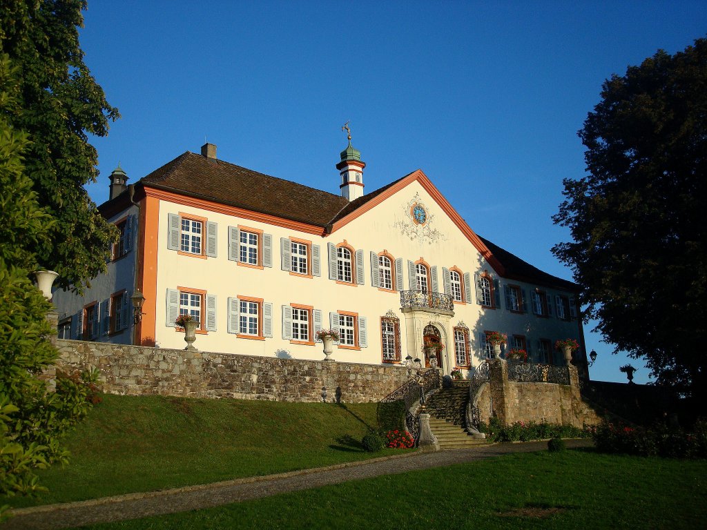 Schlo Brgeln in der Abendsonne, in wunderbarer Lage im Sdschwarzwald, von Bagnato erbaut 1762-64, Sept.2011