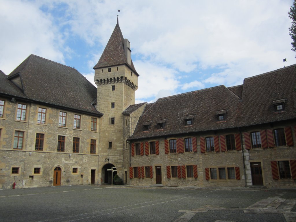 Schloss Columbier, erbaut ab dem 11. Jahrhundert, Eingangsturm von 1543, heute 
Infanterie Offiziersschule 1 und Militrmuseum, Neuchatel (30.07.2012)