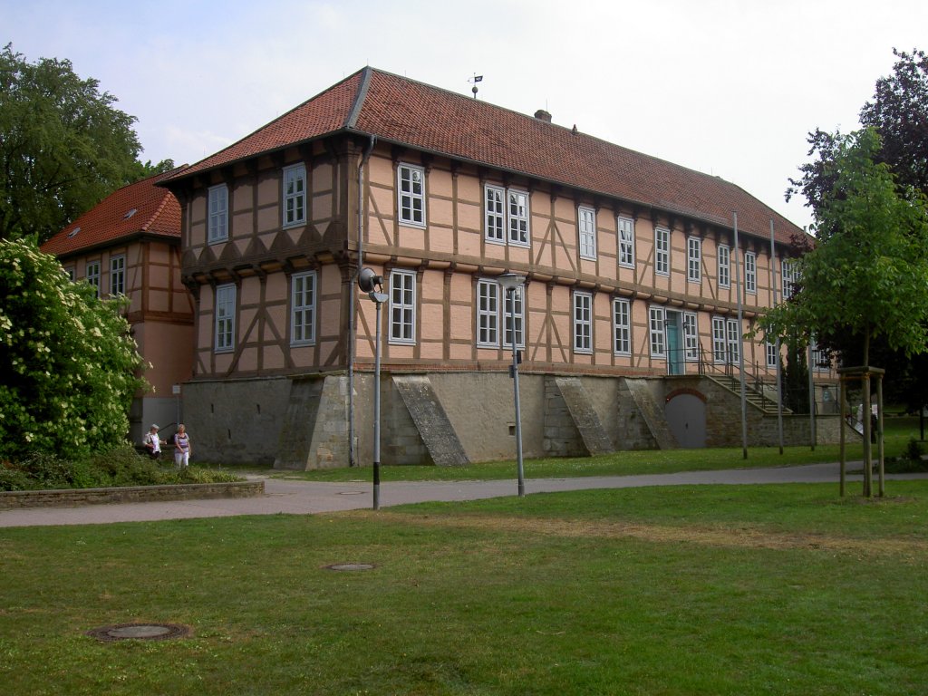 Schloss Fallersleben, erbaut im 16. Jahrhundert von Herzog Franz von 
Braunschweig, Kreis Wolfsburg (21.05.2011)