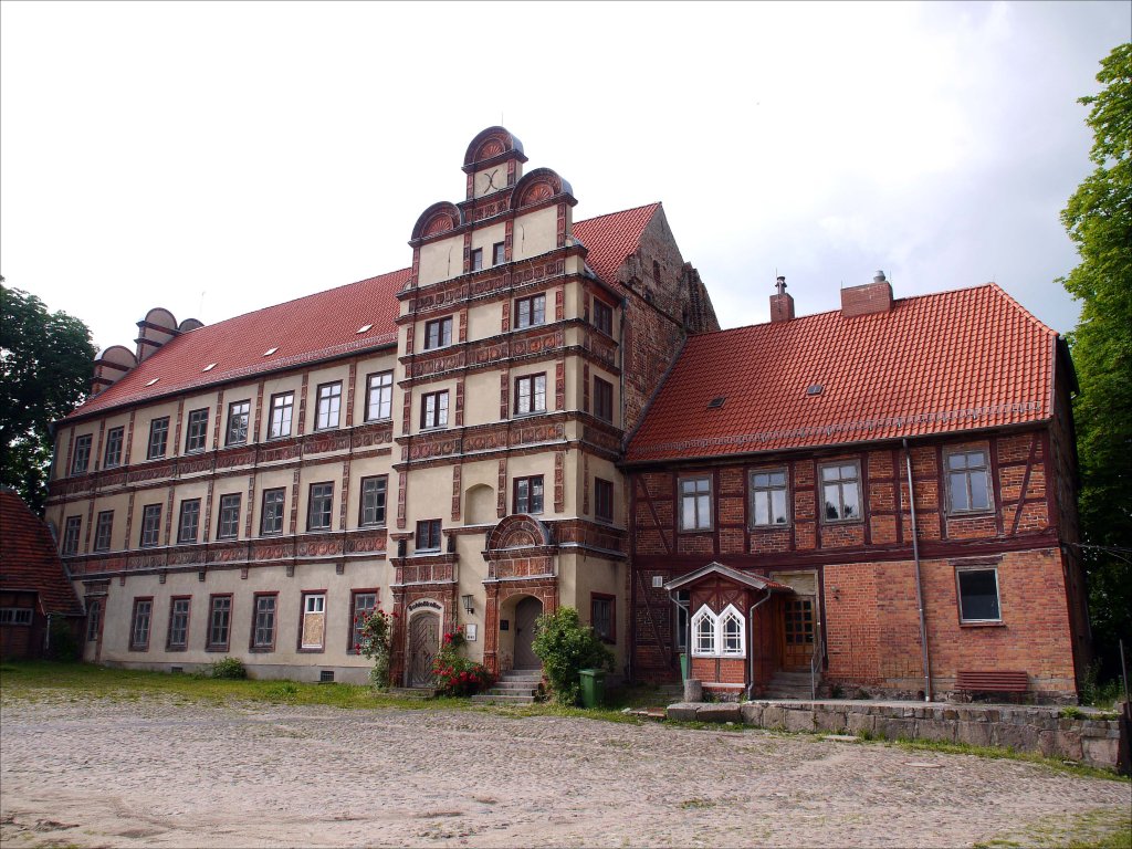 Schloss Gadebusch (zwischen Schwerin und Ratzeburg), ein Renaissanceschloss mit dem Flair der Toskana; seit 1991 im Rahmen der Stadtsanierung restauriert, hat es im Jahr 2002 ein Verleger aus Franken gekauft; 24.06.2013
