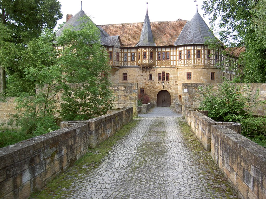 Schloss Irmelshausen, Wasserschloss erbaut ab 1500, Fachwerkobergeschoss erneuert 1854 durch Baurat Dbner (10.06.2012)