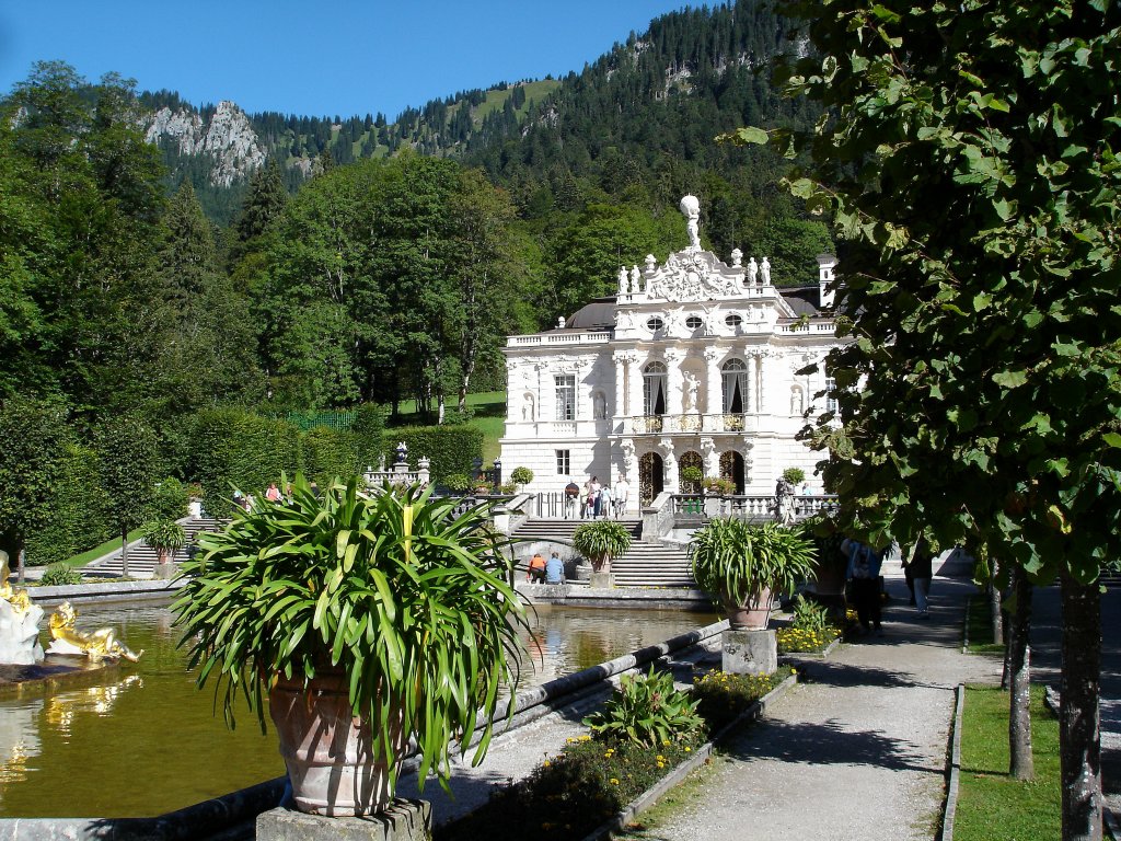 Schlo Linderhof in Bayern, Gartenpaterre und Sdfassade,1869-86 fr den bayrischen Knig Ludwig II errichtet, Aug.2006  